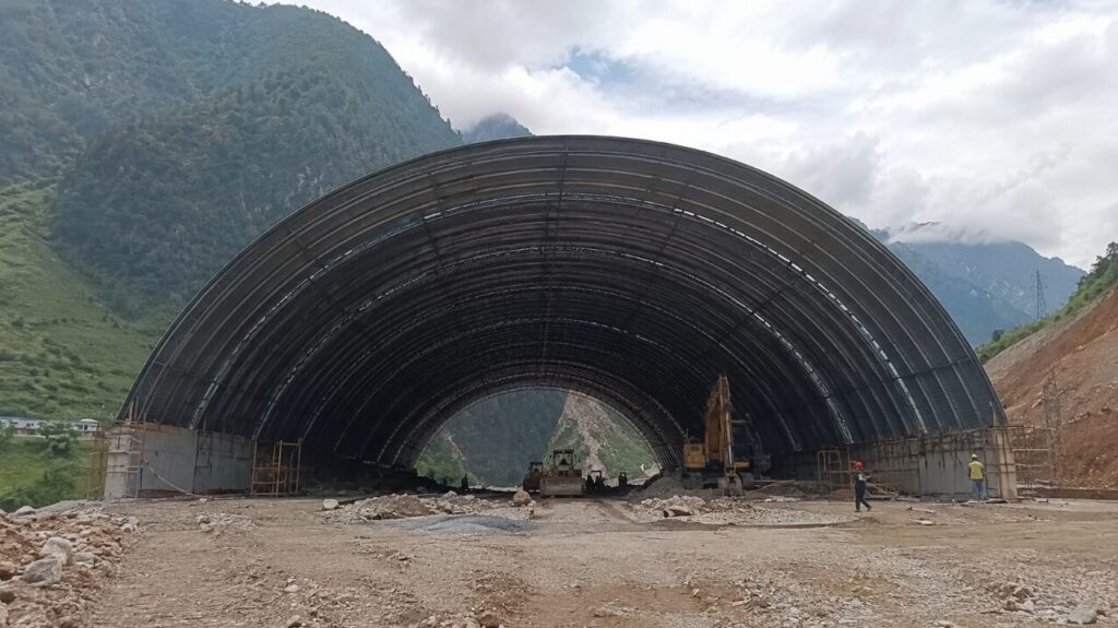 Steel arch buildings for people